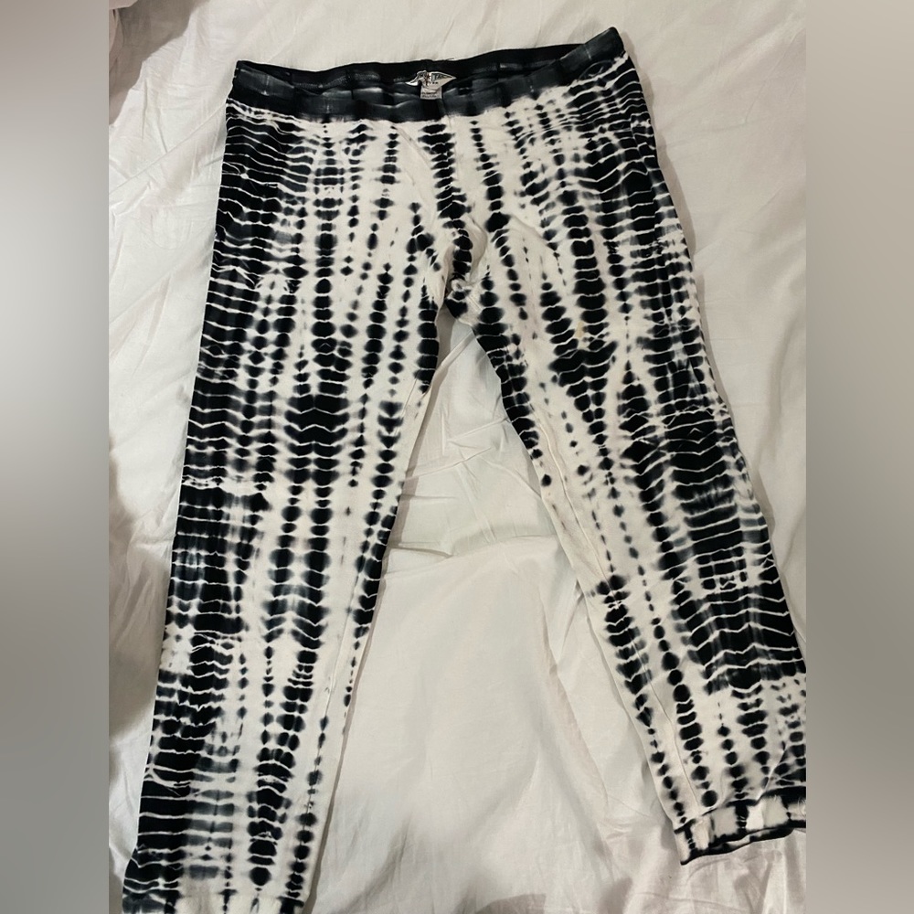 Hard Tail Size Large cropped tie dye black and white low rise leggings